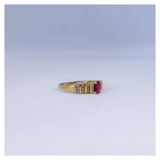 Zijaanzicht: Vintage ring met robijn en diamantjes