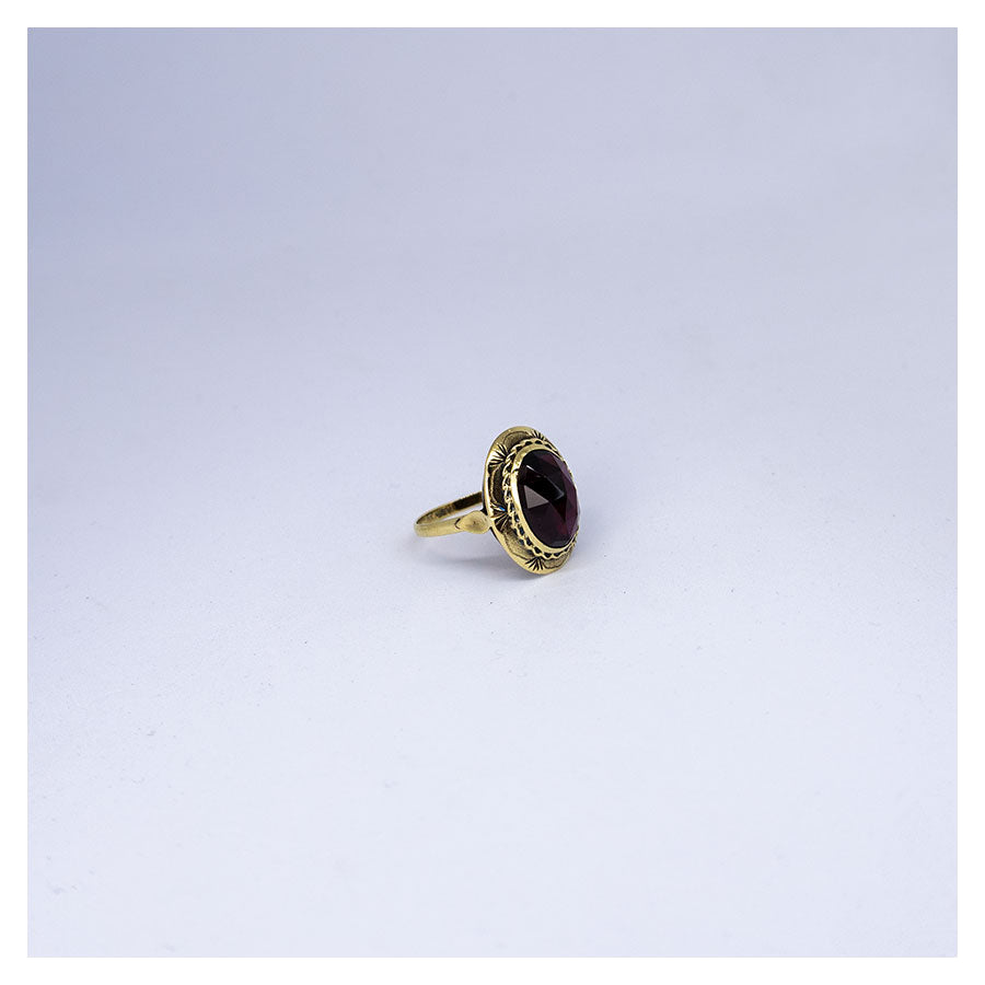 Zijaanzicht: Vintage 14 karaat gouden ring met dieprode robijn