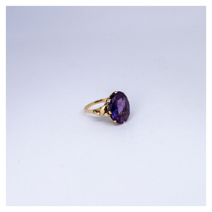 Zijaanzicht: Vintage ring met grote dieppaarse saffier
