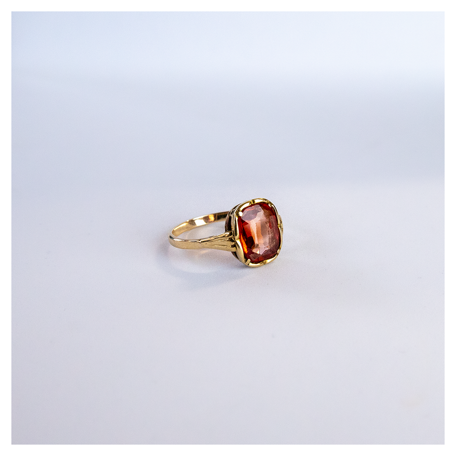 Vintage ring met vierkante rode saffier