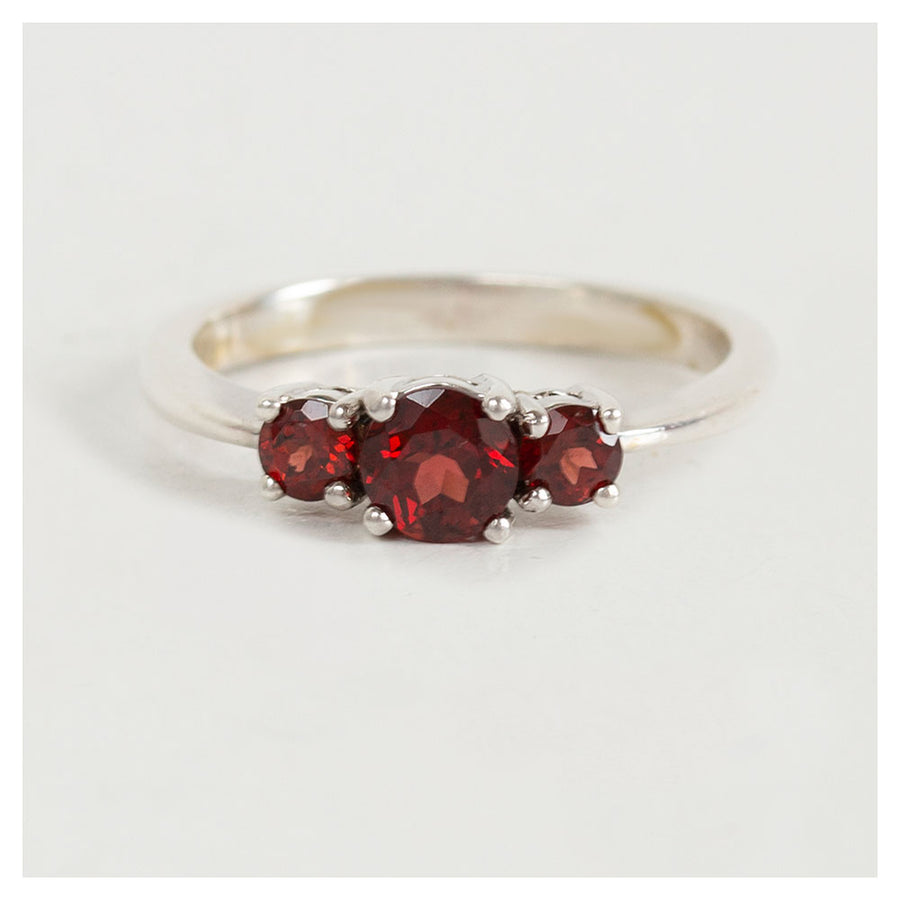 Voor: Vintage zilveren ring met 3 granaten