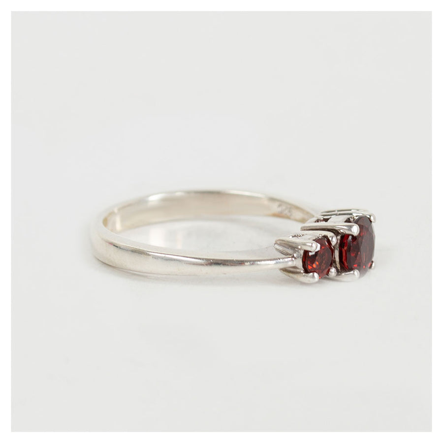 Zijkant: Vintage zilveren ring met 3 granaten