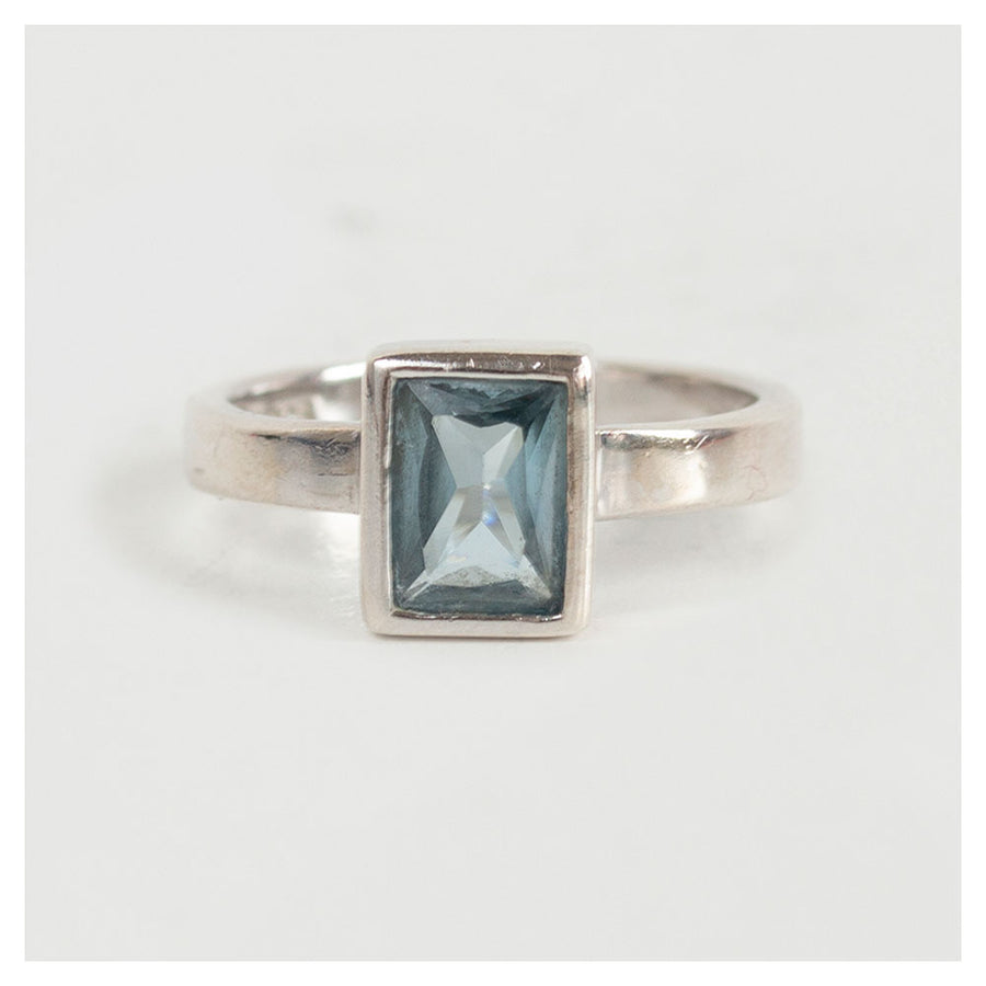Vintage zilveren ring met vierkante aquamarijn met omleiding