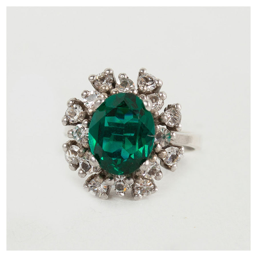 Vintage zilveren ring met smaragd en zirkonia's eromheen