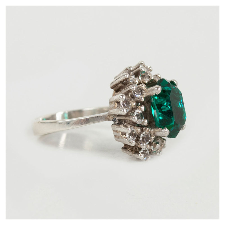 Vintage zilveren ring met smaragd en zirkonia's eromheen
