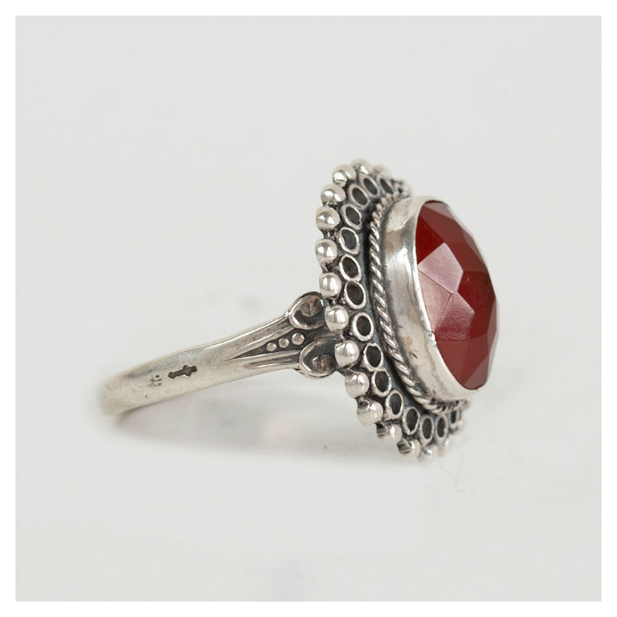 Vintage zilveren ring met carneool en zilverwerk