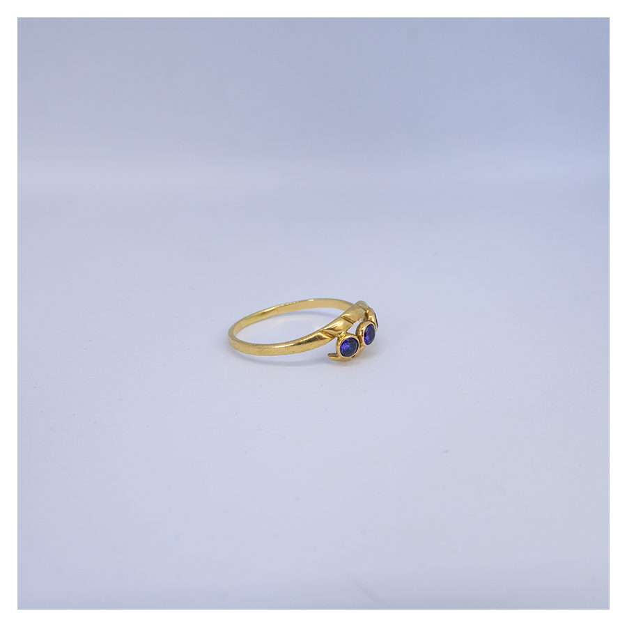Vintage gouden ring met drie saffiertjes
