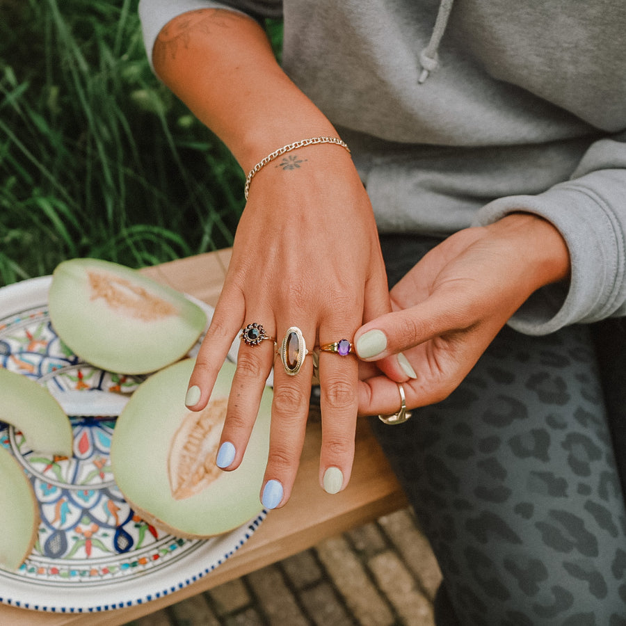 Vintage ring met granaat bloem