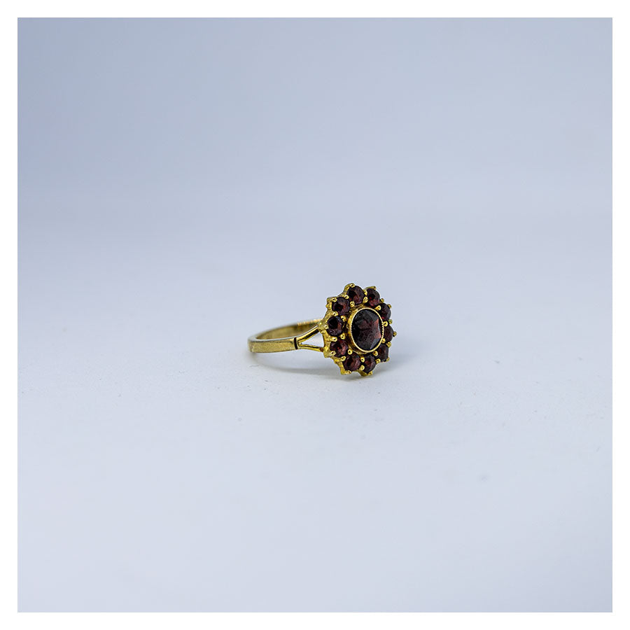 Vintage ring met granaat bloem