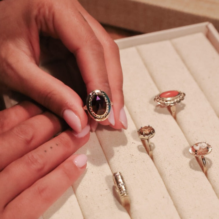 Sfeerbeeld: Vintage 14 karaat gouden ring met dieprode robijn