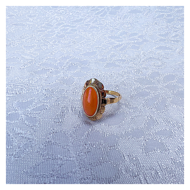 Vintage 14 karaat gouden ring met gladde bloedkoraal en sierrand