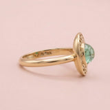 Vintage ring met smaragd en platte sierrand - 9 karaat goud
