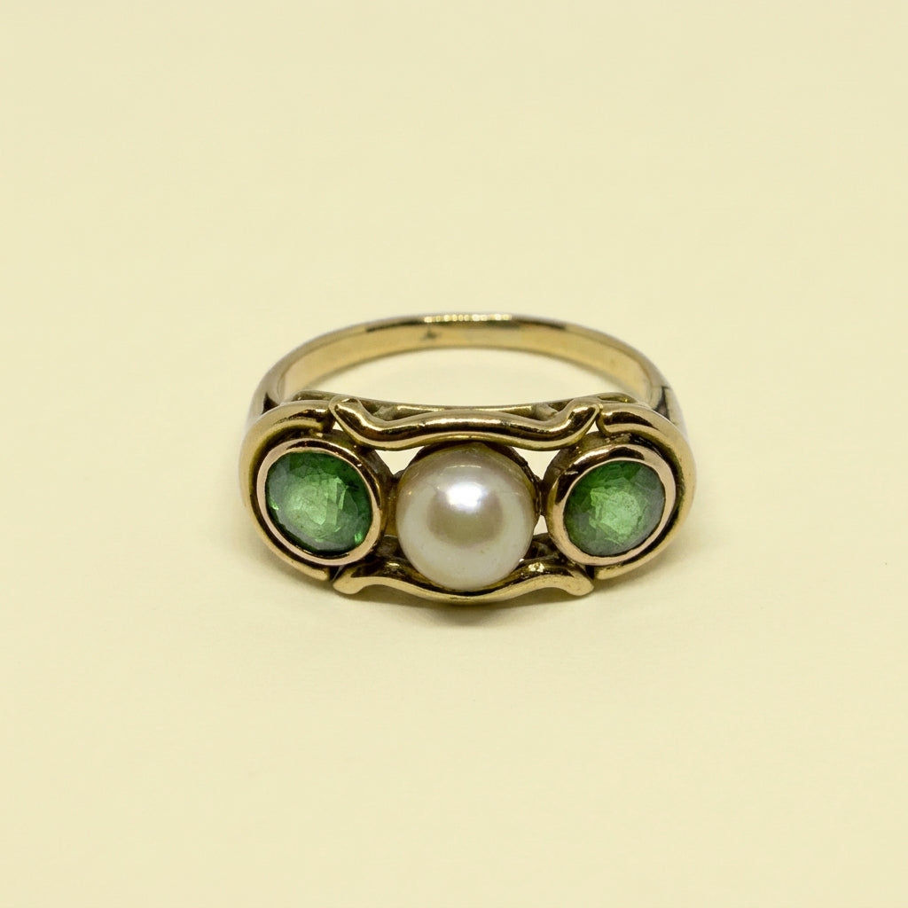 Vintage ring met Peridoot en parel