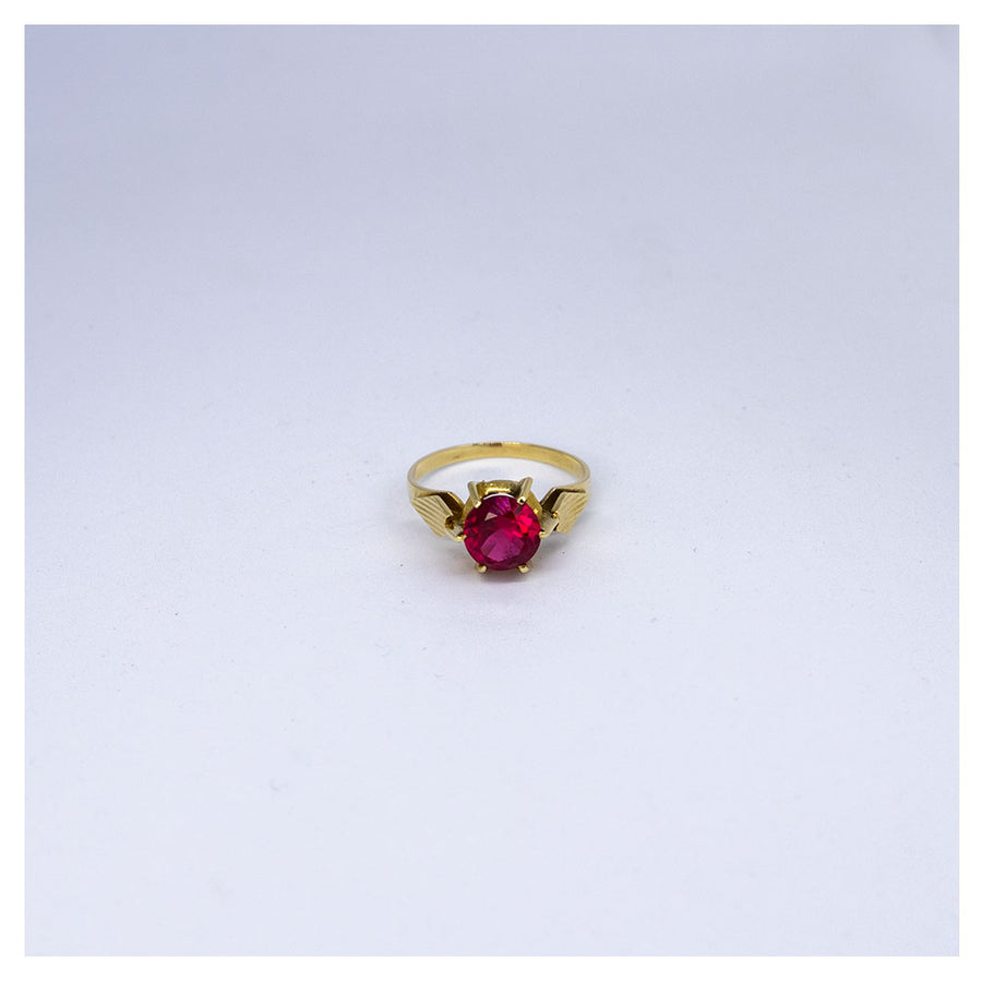 Vintage gouden ring met heldere robijn