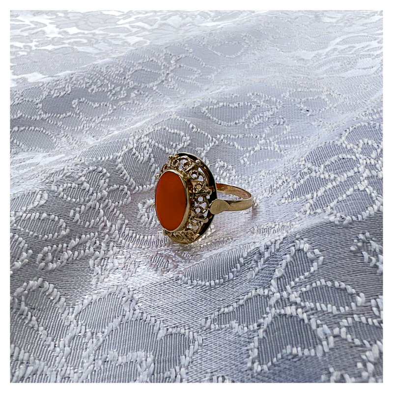Vintage gouden ring met bloedkoraal