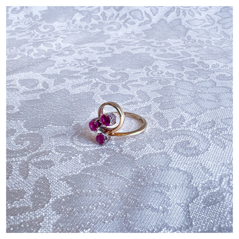 Vintage ring met 3 ronde robijntjes en gouden lus