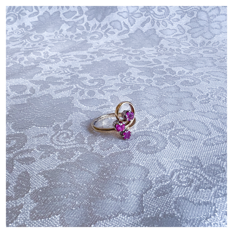 Vintage ring met 3 ronde robijntjes en gouden lus
