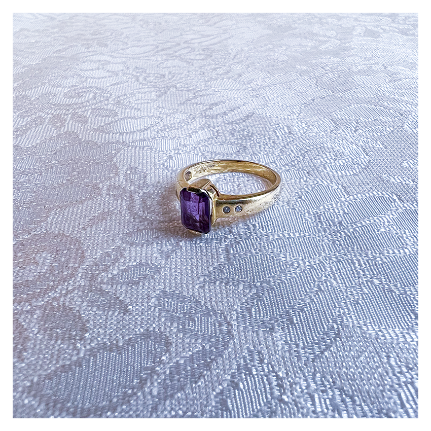 Vintage ring met rechthoekige amethist en 2 diamantjes