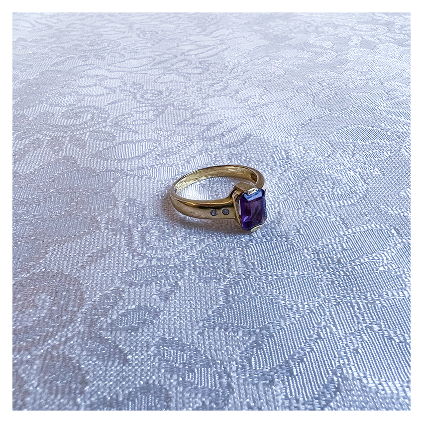 Vintage ring met rechthoekige amethist en 2 diamantjes