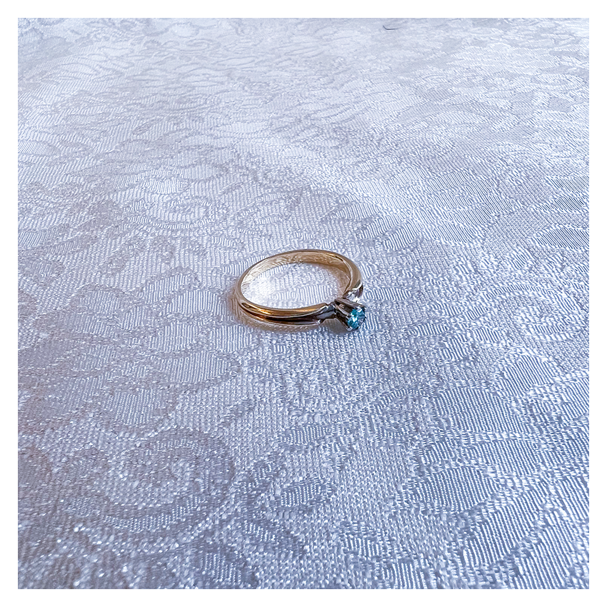 Vintage ring met blauwe diamant