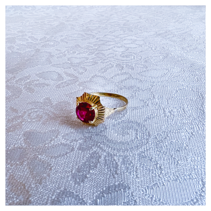 Vintage ring met rode robijn en goudstralen
