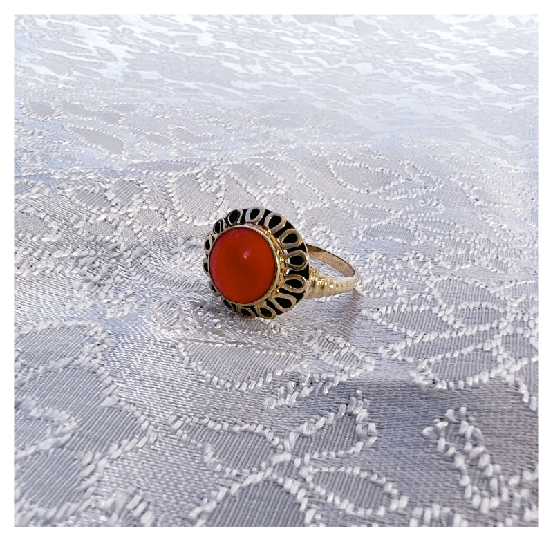 Vintage 9 karaat gouden ring met ronde bloedkoraal