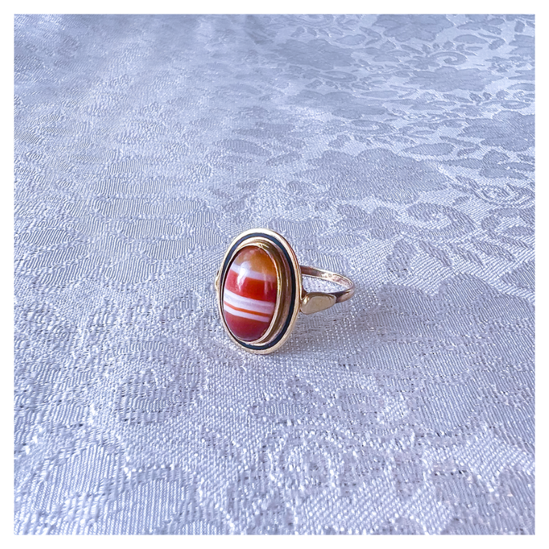 Vintage gouden ring met gestreepte agaat