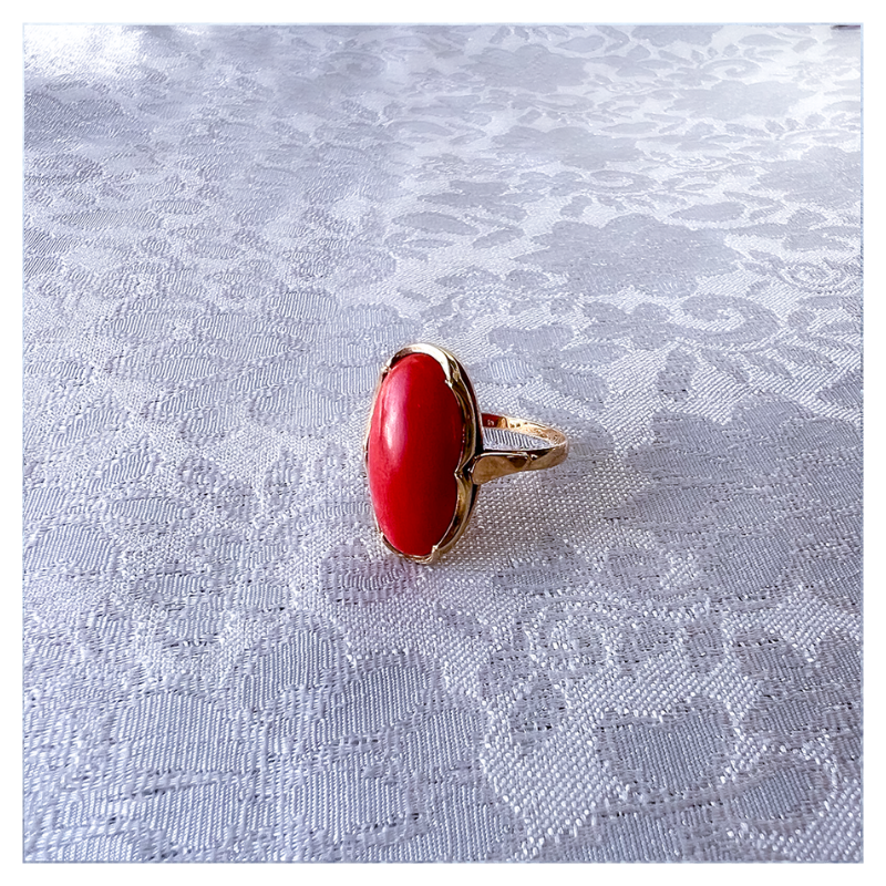 Vintage gouden ring met grote ovale bloedkoraal