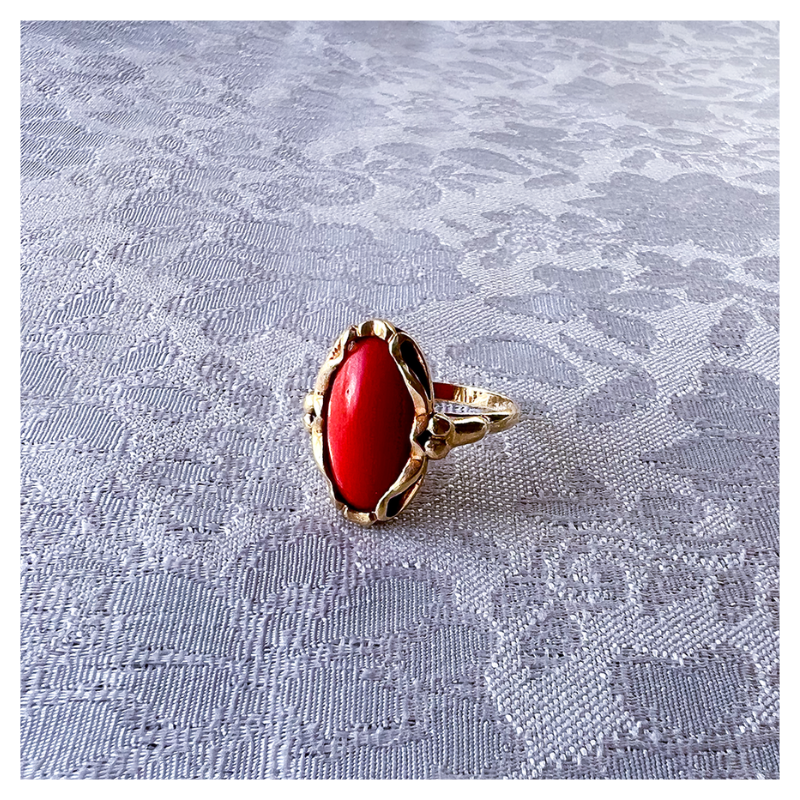 Vintage gouden ring met sierrand en bloedkoraal