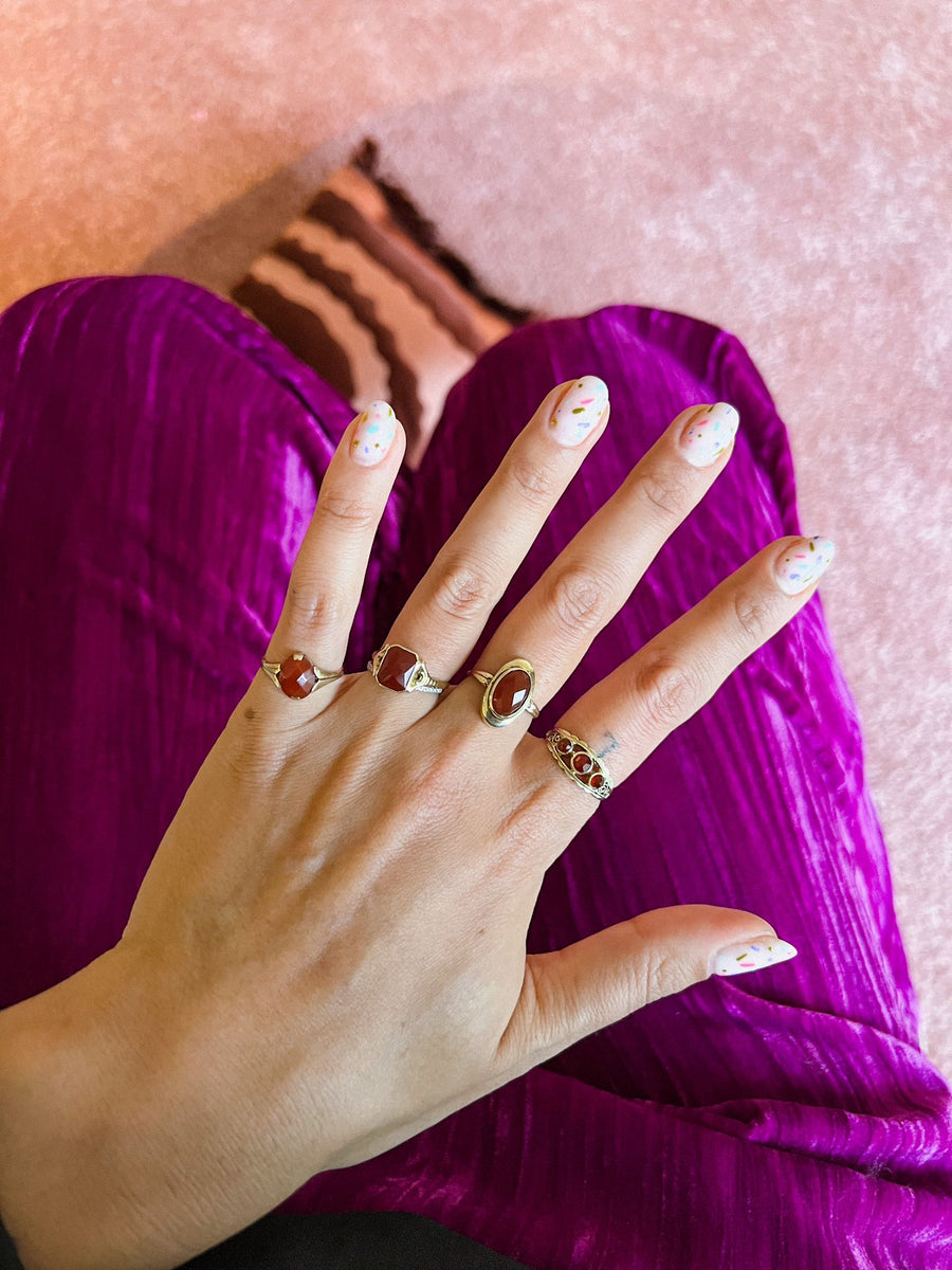 Vintage rechte ring met drie carneool stenen